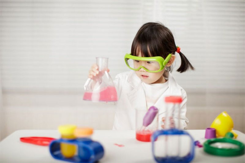 Các bé được làm các ngành nghề yêu thích với đồ chơi nhập vai