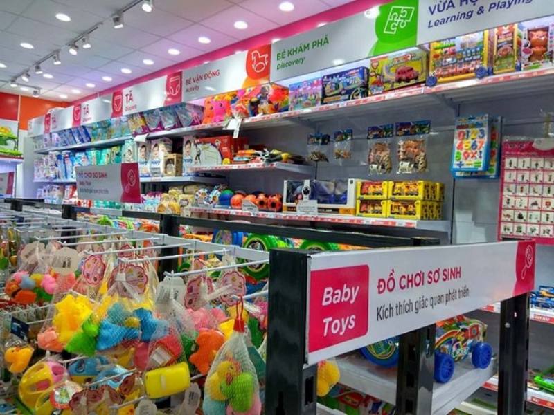 Sắp xếp hàng hóa gọn gàng với kệ móc treo