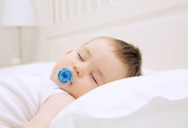 Bé có thể vừa chơi hoặc ngậm ti giả mà không lo gây hại
