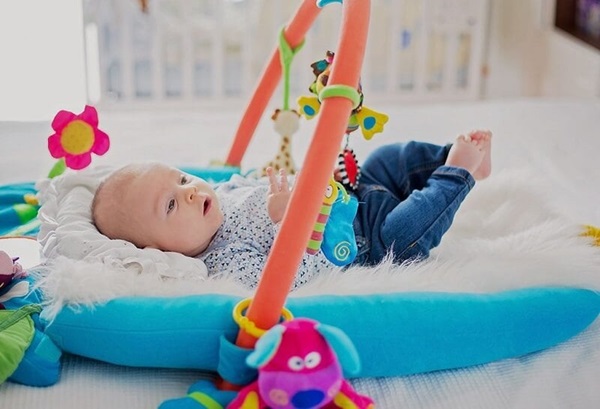 đồ chơi cho bé sơ sinh Bé sơ sinh từ 1 tháng tuổi trở lên có thể bắt đầu chơi đồ chơi