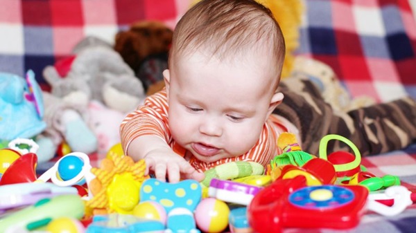 đồ chơi cho bé sơ sinh Bỏ túi một số kinh nghiệm mua đồ chơi cho bé sơ sinh