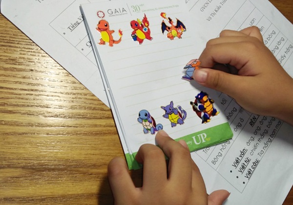 đồ chơi trẻ em độc hại Chất DEHP từ miếng sticker ảnh hưởng đến cơ quan sinh sản của con về sau