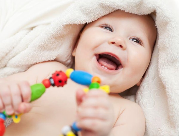 đồ chơi cho bé sơ sinh Đồ chơi mang đến những lợi ích bất ngờ cho trẻ sơ sinh