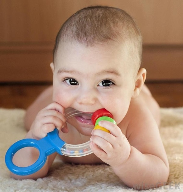 đồ chơi cho bé sơ sinh Ngậm nướu giúp bé kết hợp kỹ năng cầm nắm ở tay và gặm bằng miệng tốt