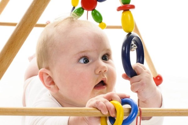 đồ chơi cho bé sơ sinh Những điều bố mẹ cần tránh khi mua đồ chơi cho trẻ sơ sinh