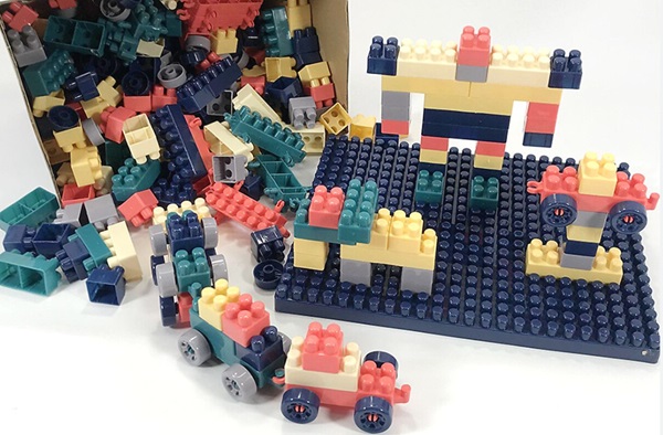 bán sỉ đồ chơi lego Xem xét chất liệu và màu sắc sản phẩm khi nhập sỉ hàng