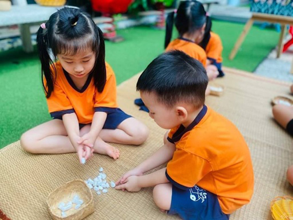 Trò chơi cho trẻ 18 24 tháng cắp cua bỏ giỏ