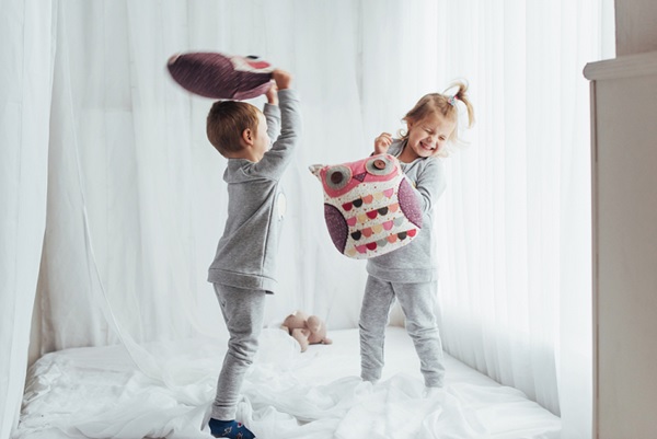 Trò chơi cho trẻ 18 24 tháng ném gối
