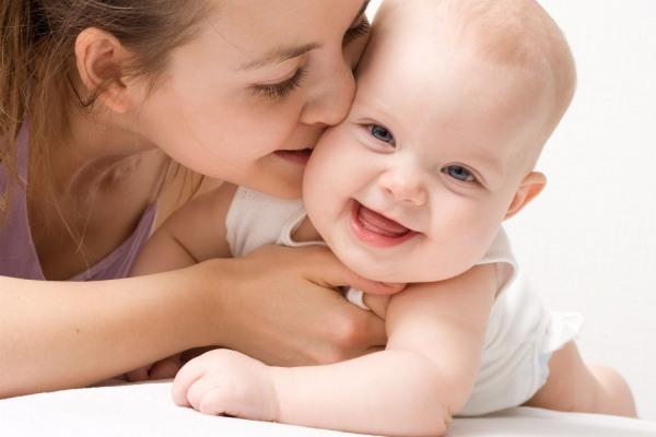 Trẻ cười một cách thoải mái trước những tình huống hài