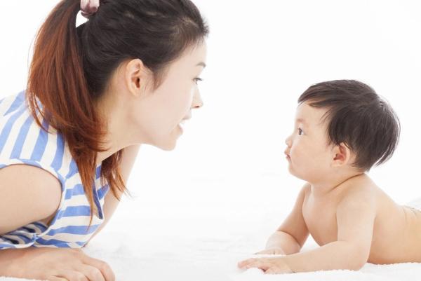 Thích trò chuyện với người lớn và trả lời câu hỏi