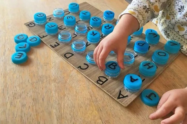 Làm bảng chữ cái từ chai nhựa